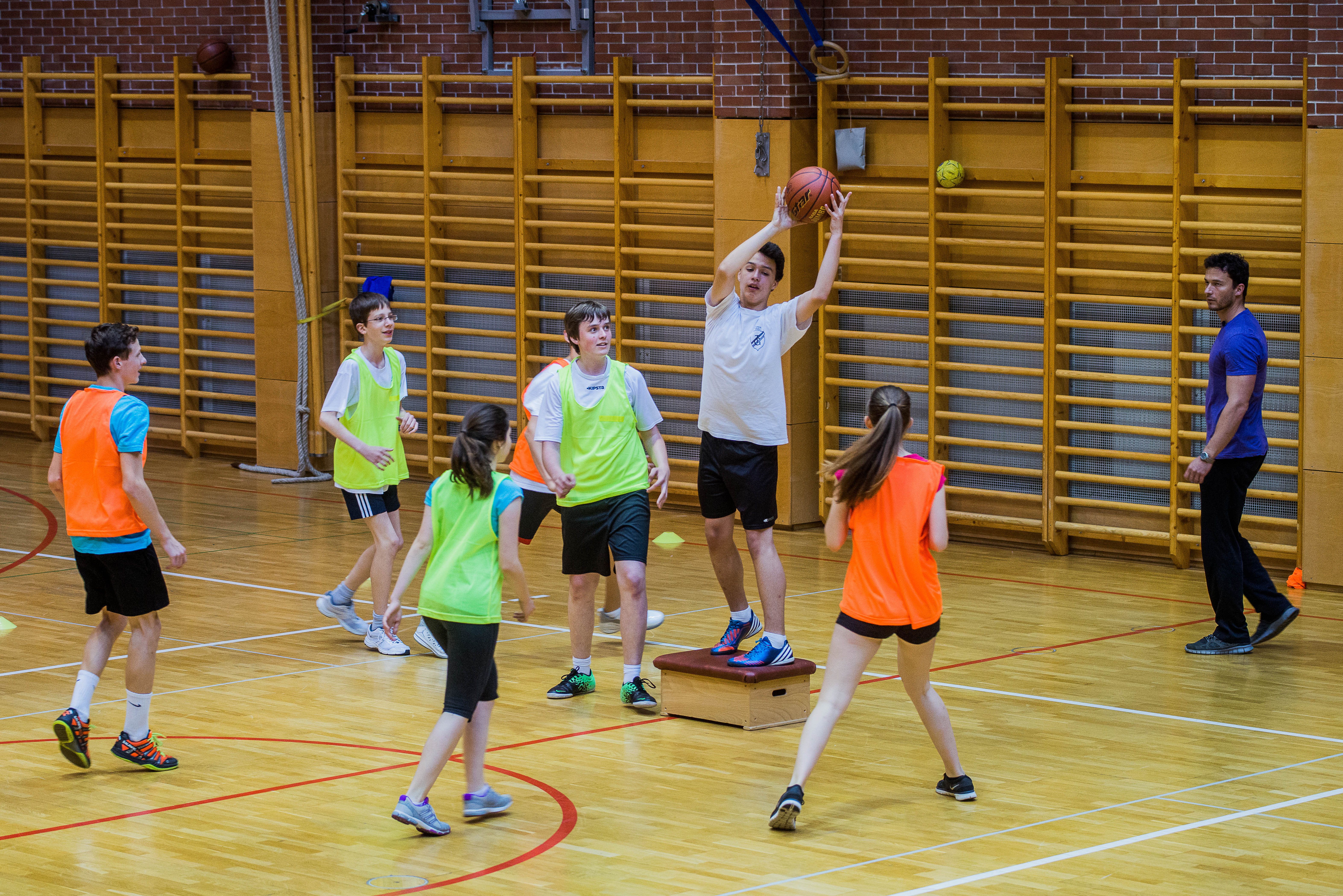 28–29. kép: Kisjátékok a főrészben