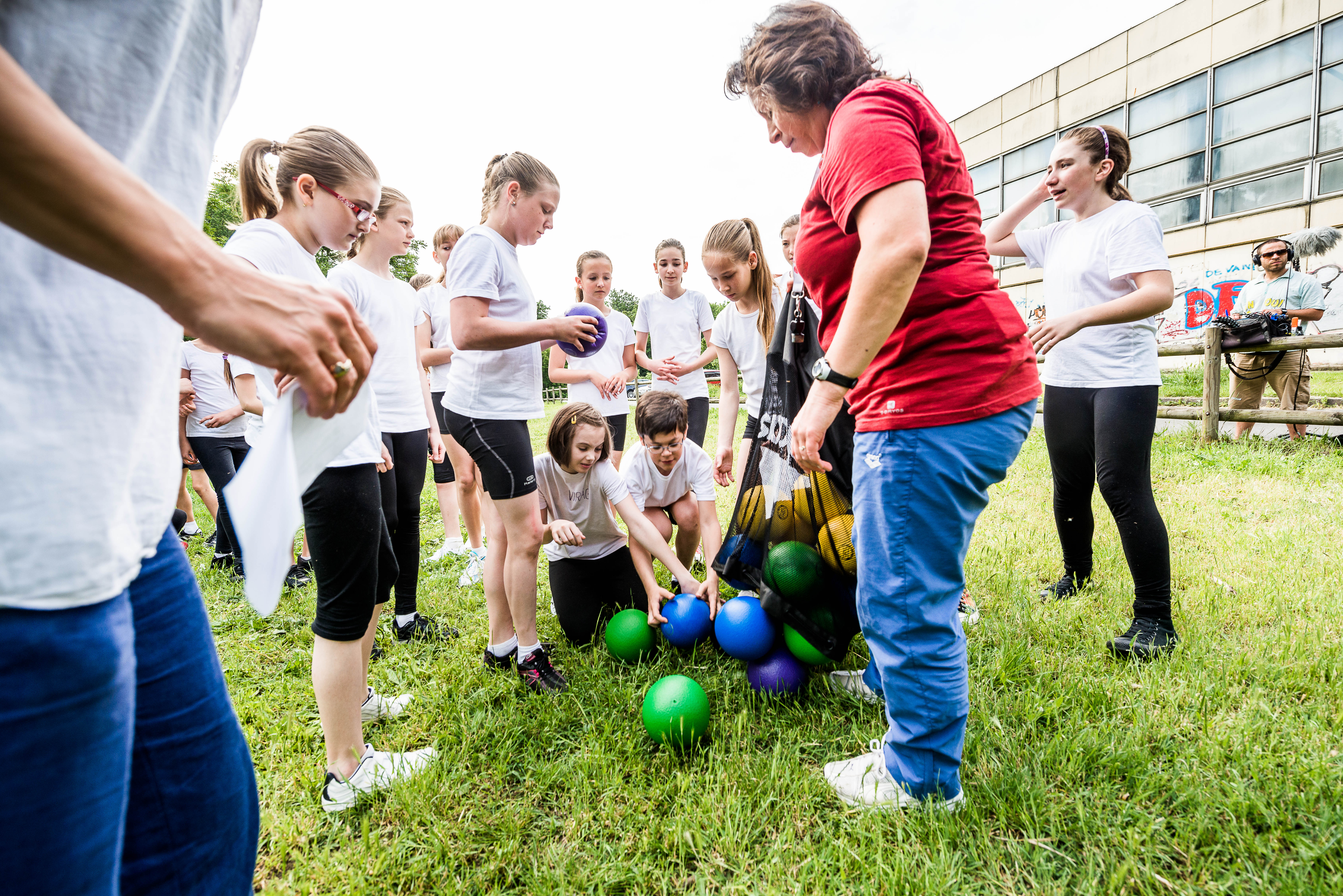 Sok fölösleges időt emészt fel az egyetlen hálóból, egyesével kiosztott labda (kép)