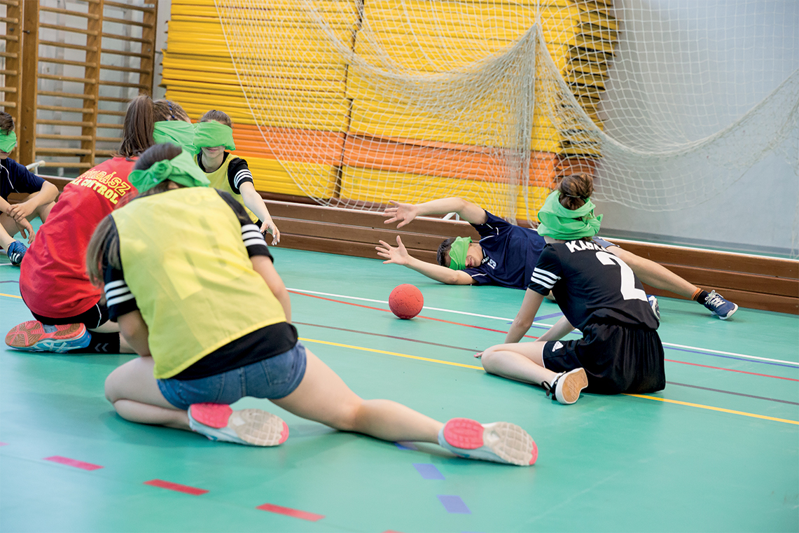 5–10. kép: A Paralimpia projekt keretében megvalósult tevékenységek: csörgőlabda, nem látó társ vezetése, pingpong ülve, „végtaghiányos” pingpong, ülőröplabda, gördeszkás akadálypálya