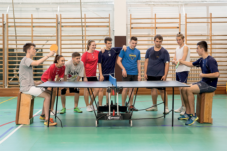5–10. kép: A Paralimpia projekt keretében megvalósult tevékenységek: csörgőlabda, nem látó társ vezetése, pingpong ülve, „végtaghiányos” pingpong, ülőröplabda, gördeszkás akadálypálya