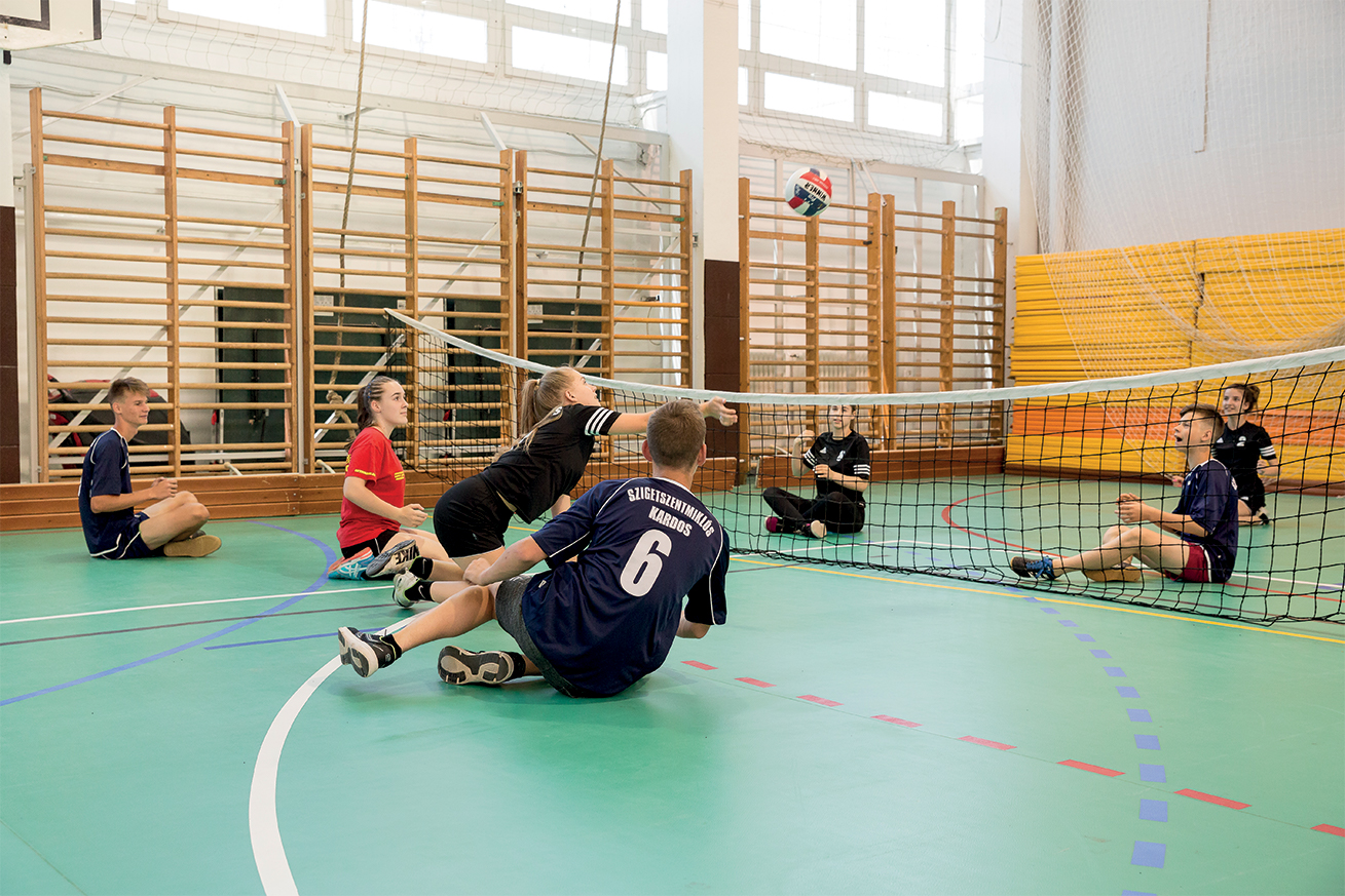 5–10. kép: A Paralimpia projekt keretében megvalósult tevékenységek: csörgőlabda, nem látó társ vezetése, pingpong ülve, „végtaghiányos” pingpong, ülőröplabda, gördeszkás akadálypálya