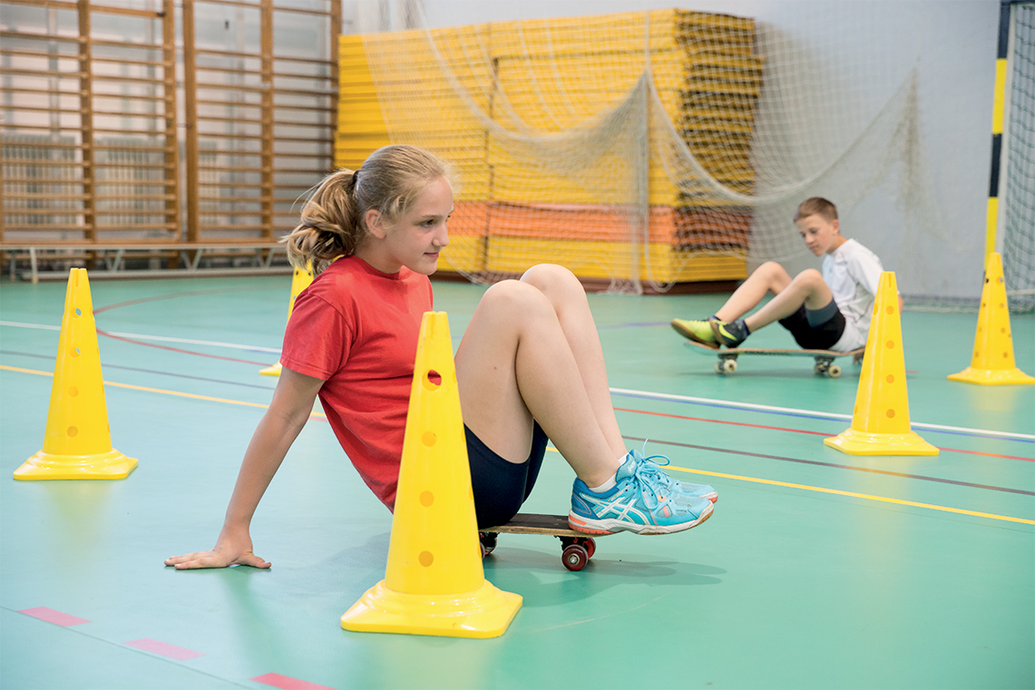 5–10. kép: A Paralimpia projekt keretében megvalósult tevékenységek: csörgőlabda, nem látó társ vezetése, pingpong ülve, „végtaghiányos” pingpong, ülőröplabda, gördeszkás akadálypálya