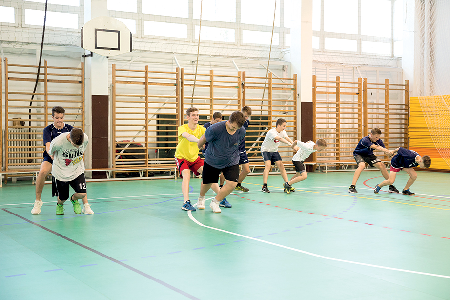 35–39. kép: Felkészülés az autóelhúzásra