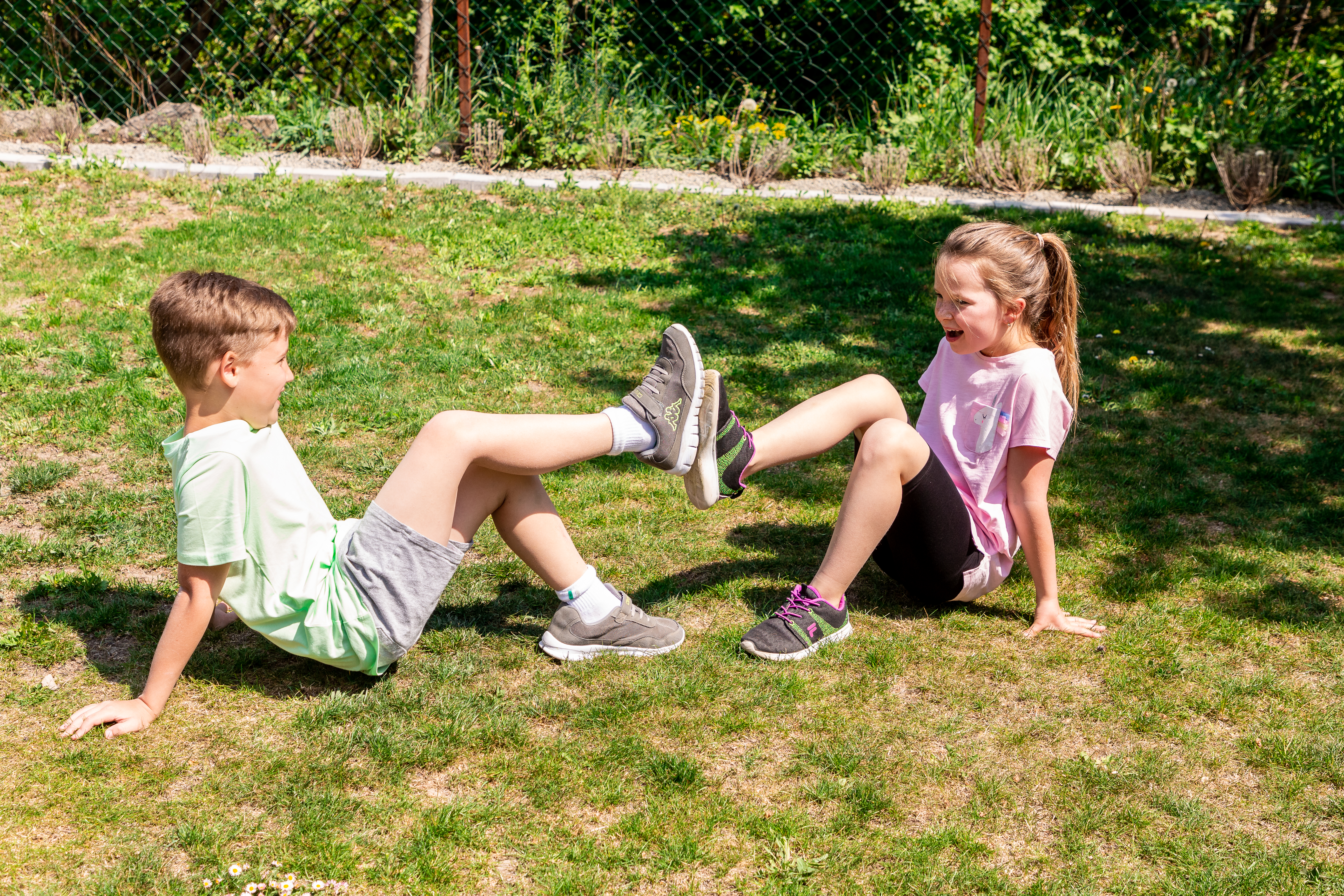 9-10. kép: Páros testrészérintő