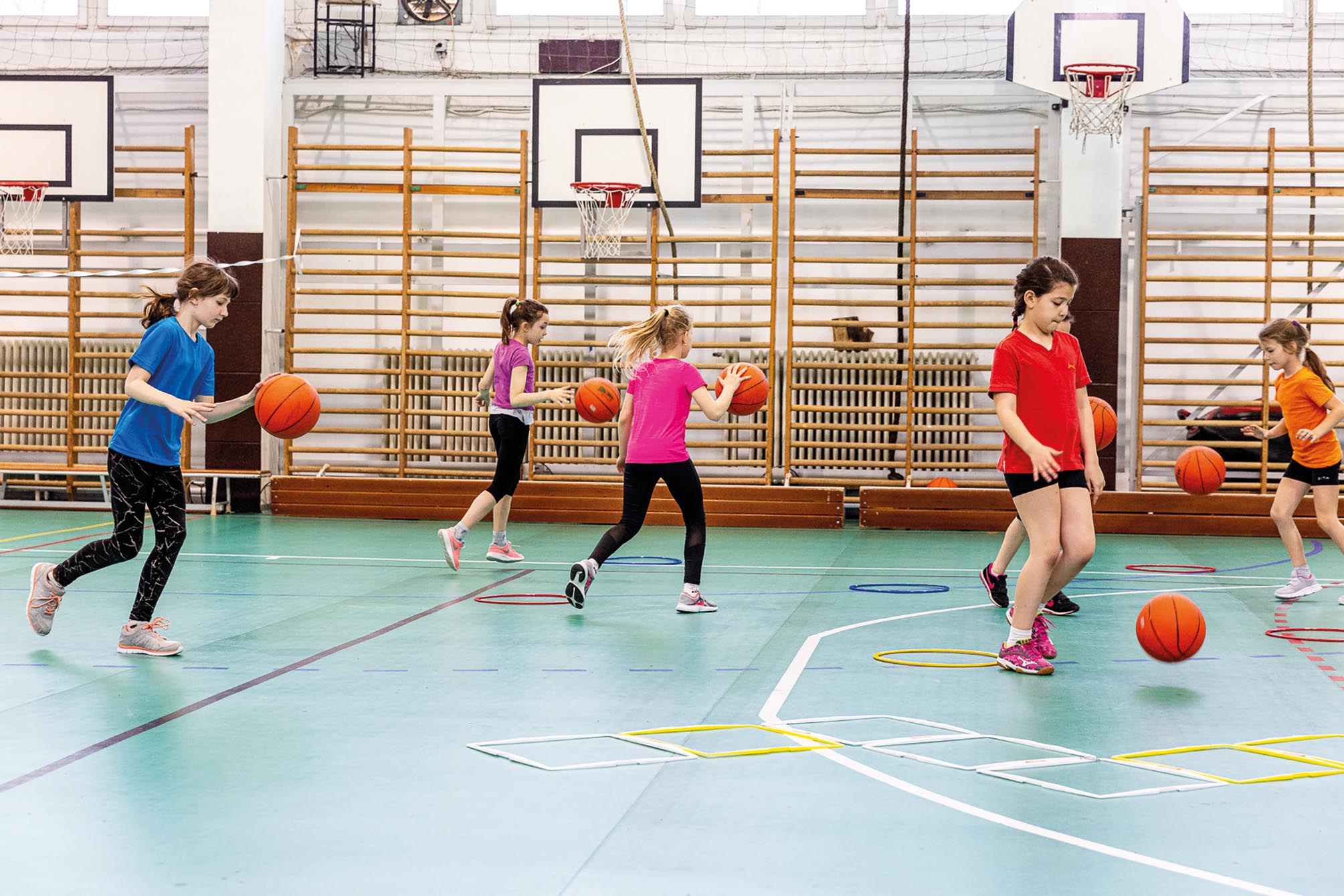 59. kép: Jó példa az alapvető mozgásformák kombinációjára: labdavezetés futás közben (a kitámasztások során esetenként a stabilitás is megjelenhet) 