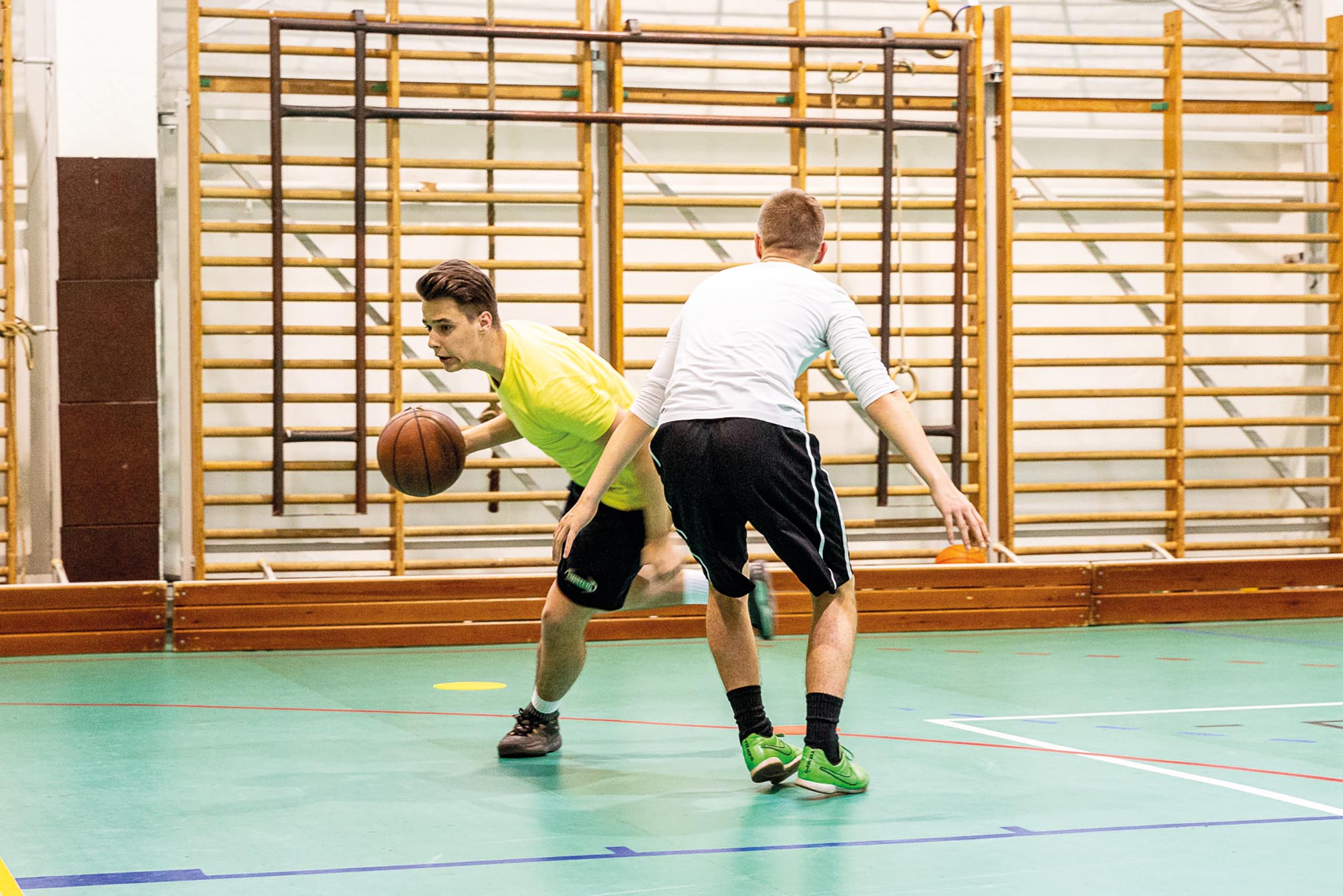 60. kép: Sportági előkészítő feladat, ahol a félaktív védőn kell a labdavezetéssel túljutni