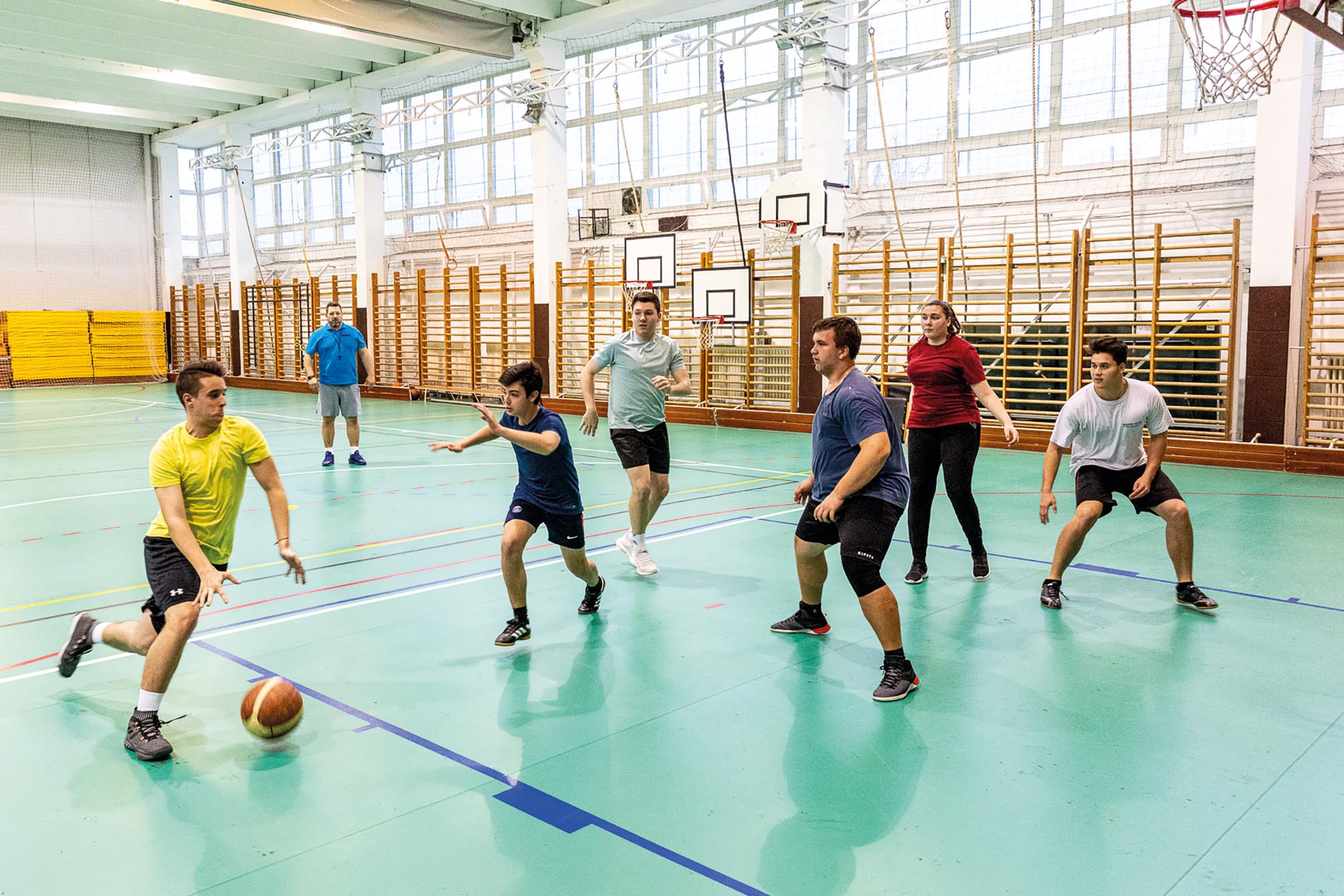 61. kép: Sportági technika alkalmazása autentikus játékhelyzetben (3:3 elleni kisjátékban)